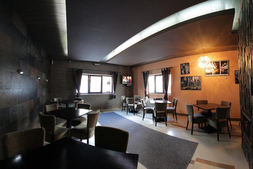 The Ghetto Hotell Buşteni Exteriör bild