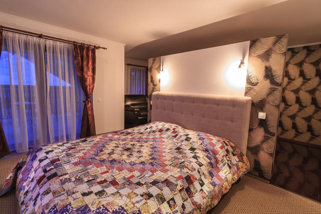 The Ghetto Hotell Buşteni Exteriör bild