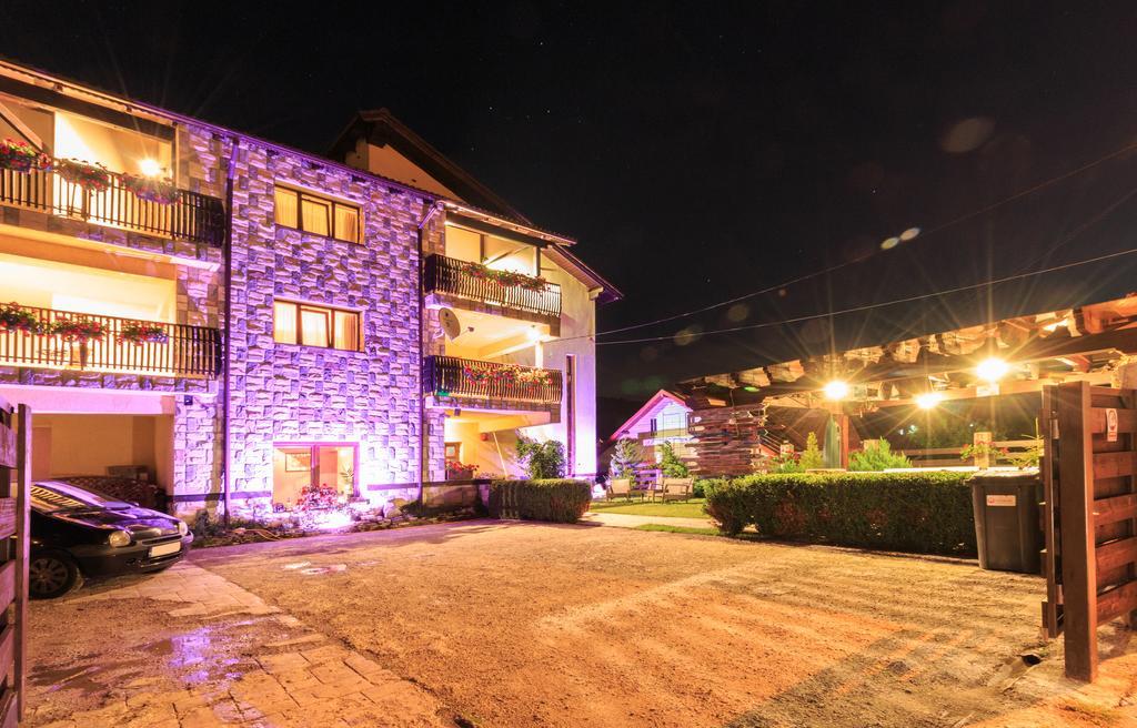 The Ghetto Hotell Buşteni Exteriör bild