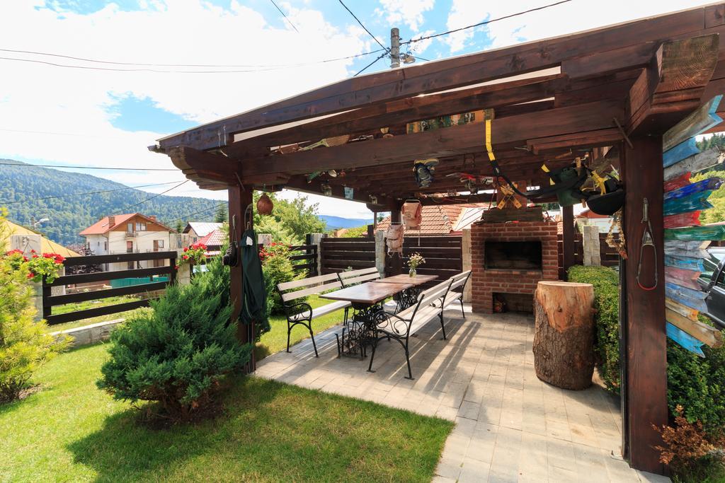 The Ghetto Hotell Buşteni Exteriör bild