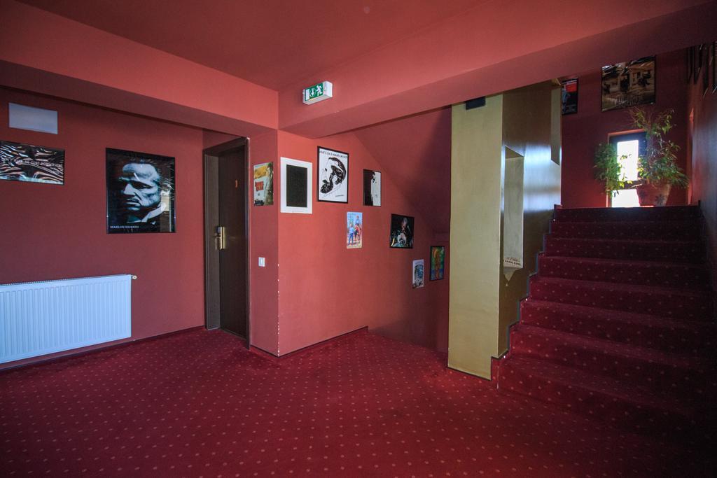 The Ghetto Hotell Buşteni Exteriör bild