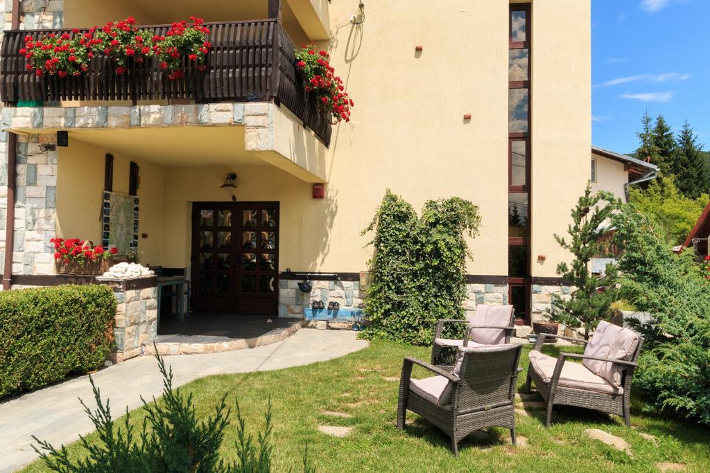 The Ghetto Hotell Buşteni Exteriör bild