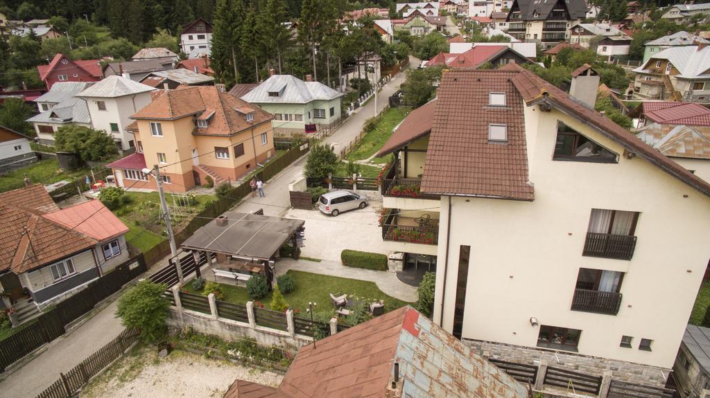 The Ghetto Hotell Buşteni Exteriör bild
