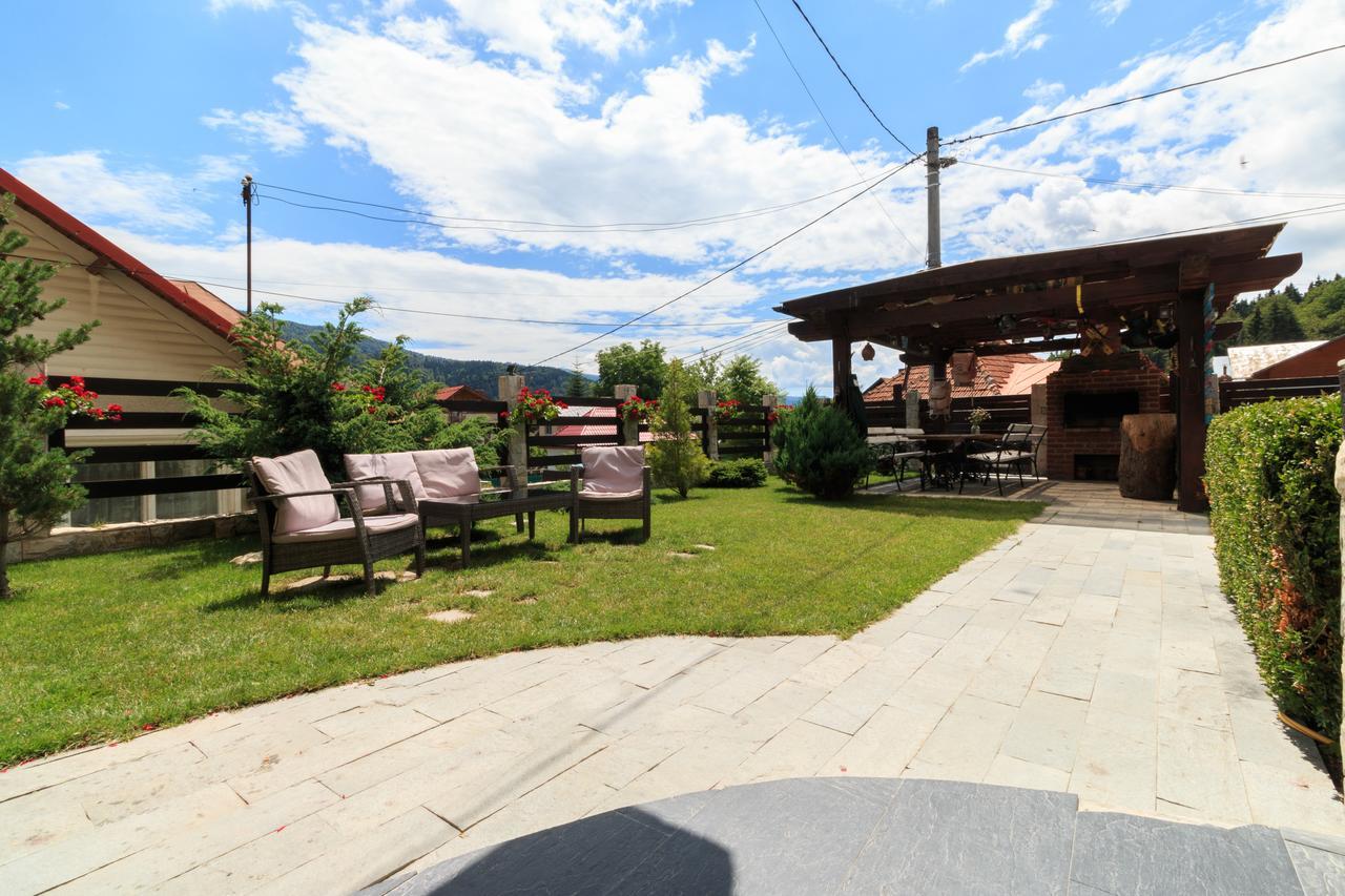 The Ghetto Hotell Buşteni Exteriör bild